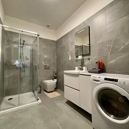 Apartment New, Beautiful With Parking In Location!