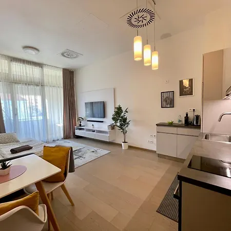 Apartment New, Beautiful With Parking In Location! *