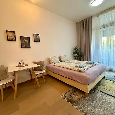 New, Beautiful With Parking In Location! Apartmán *