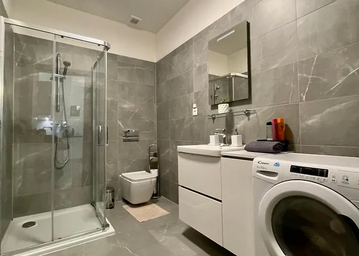 Appartement New, Beautiful With Parking In Location!