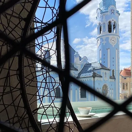 New, Beautiful With Parking In Location! Appartamento